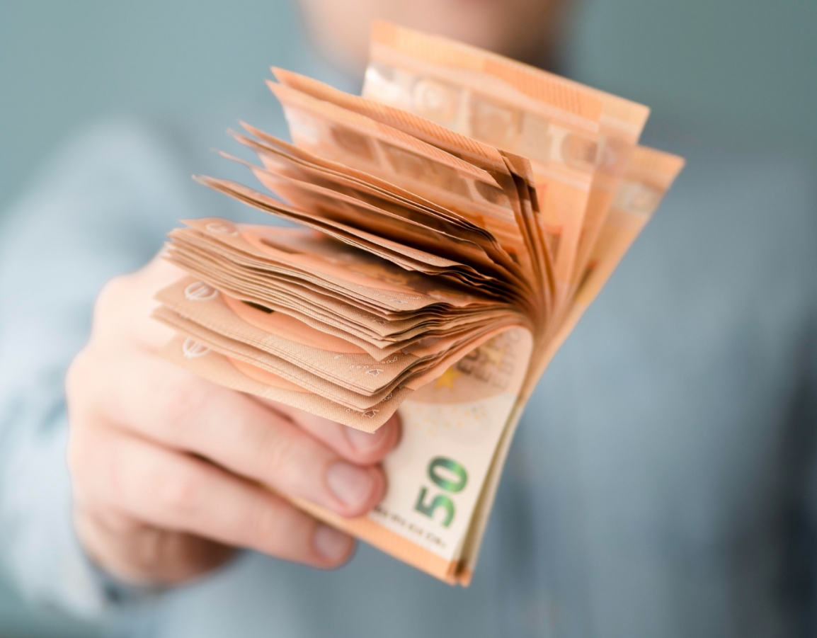19-letni oszust wyłudził 52 000 złotych od starszej kobiety pod nadzorem 41-latka